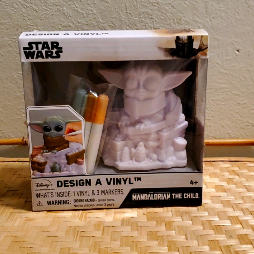 Design a vinyl star wars baby yoda.
